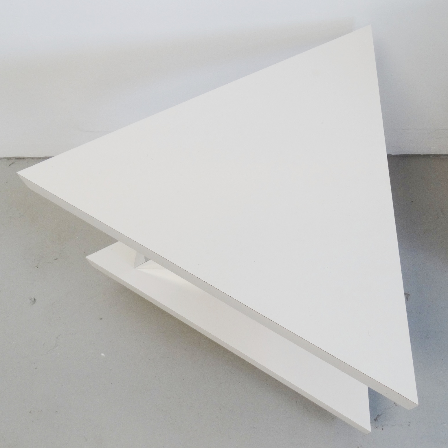 Canteliver Triangle Side Table Modernism